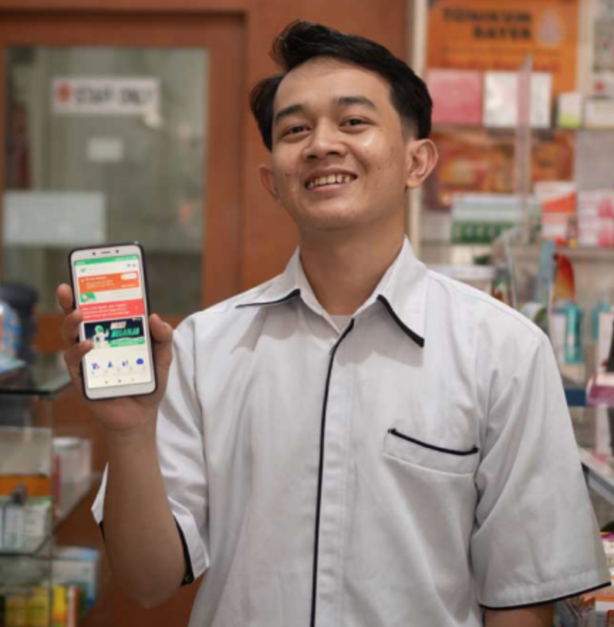SwipeRxアプリを表示したスマートフォンを持つ薬剤師
